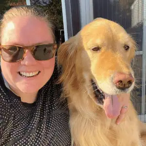 dog walker Shoreline Happy Paws with a dog
